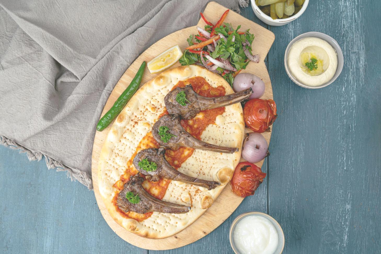 Grupo de estudiantes preparando platillos vegetarianos en cocina profesional